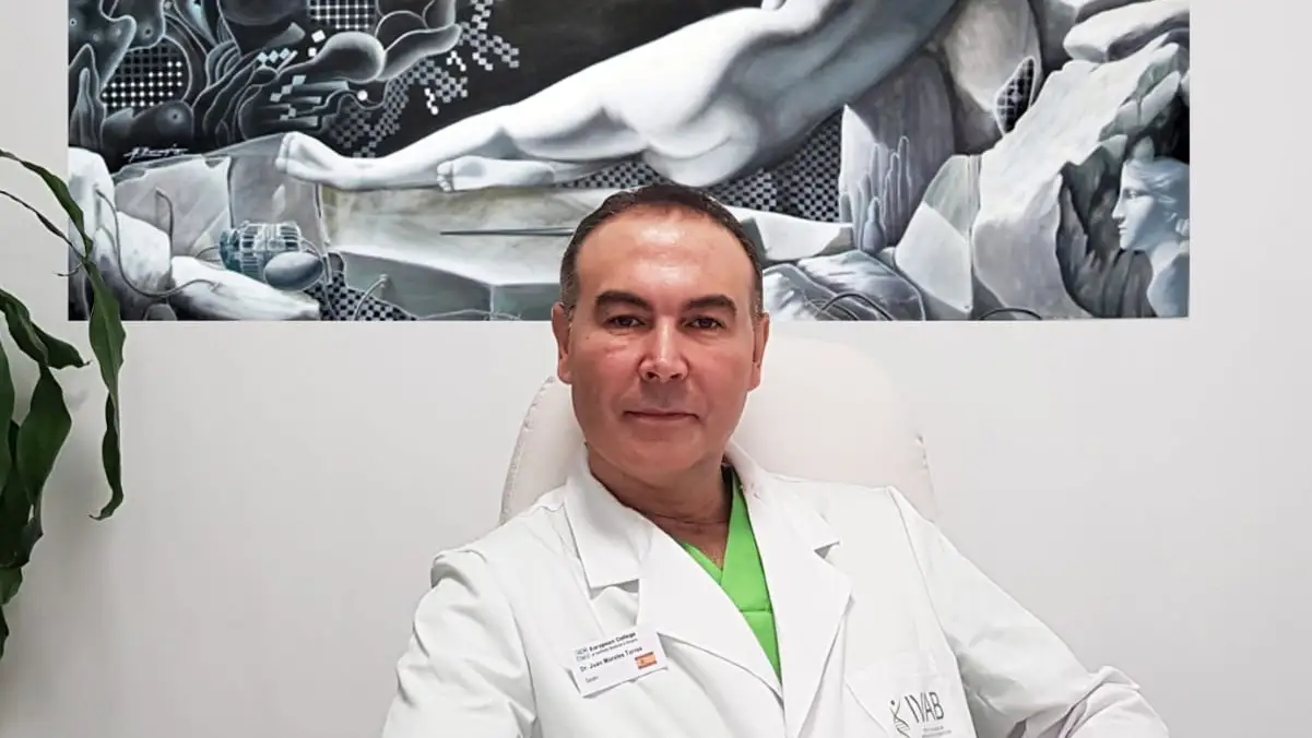 Doctor Juan Morales Torres, de Ivab, expecialista en rejuvenecimiento genital sin cirugía