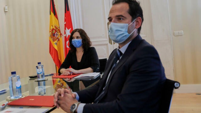 La presidenta de la Comunidad de Madrid, Isabel Díaz Ayuso (3i) y el vicepresidente de la Comunidad de Madrid, Ignacio Aguado (2d) durante una reunión en la Asamblea de Madrid