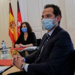 La presidenta de la Comunidad de Madrid, Isabel Díaz Ayuso (3i) y el vicepresidente de la Comunidad de Madrid, Ignacio Aguado (2d) durante una reunión en la Asamblea de Madrid