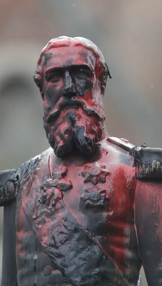 La estatua de Leopoldo II manchada de pintura