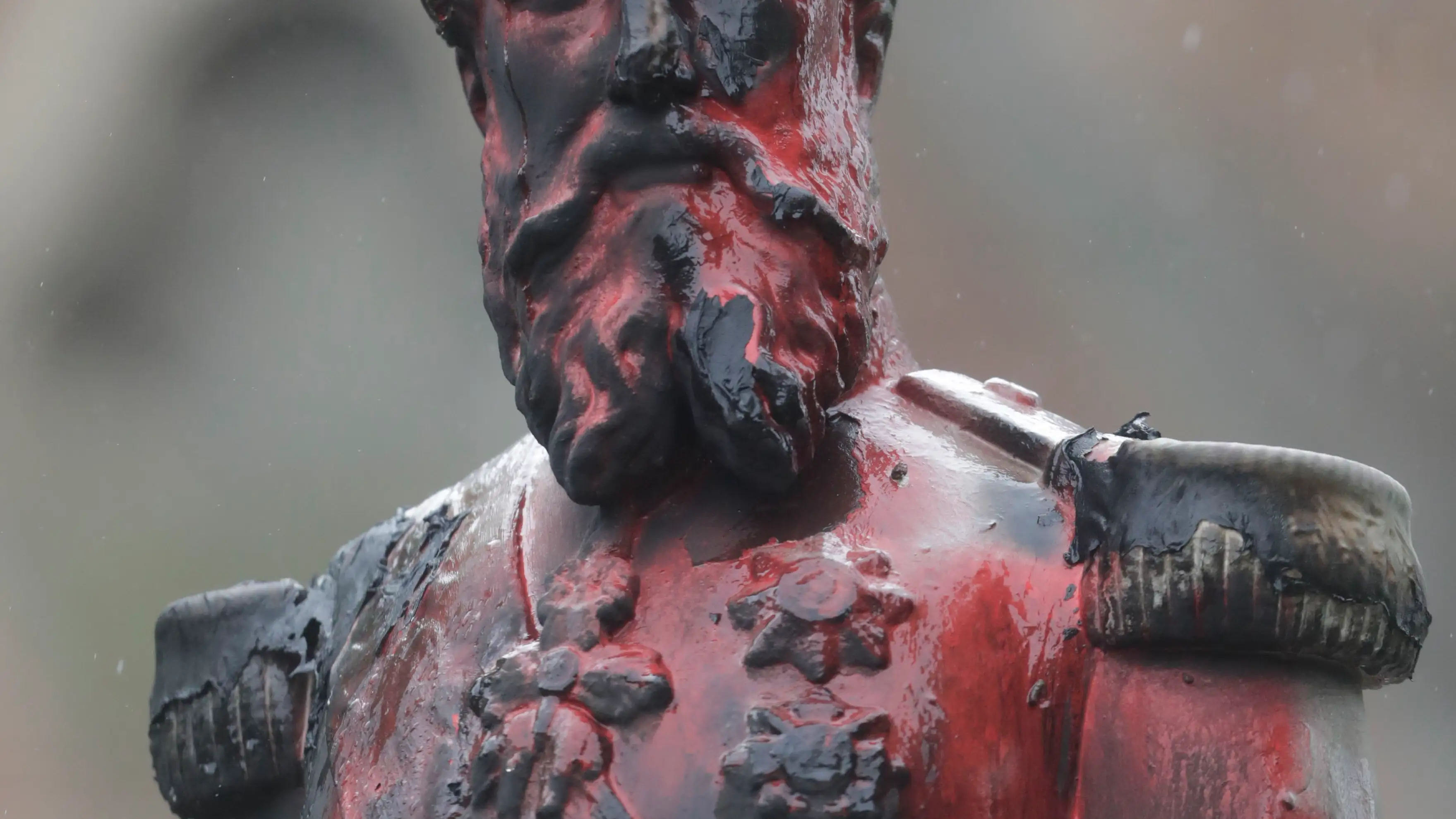 La estatua de Leopoldo II manchada de pintura