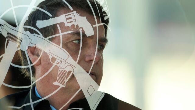 -FOTODELDIA- BRA101. BRASÍLIA (BRASIL), 04/06/2020.- Fotografía de exposición múltiple del presidente de Brasil, Jair Bolsonaro, sin mascarilla, mientras habla con sus partidarios, incumpliendo el decreto sobre el uso obligatorio de máscaras para protegerse del coronavirus, este jueves, en el Palacio do Alvorada, sede de la presidencia, en Brasilia (Brasil). El Gobierno del presidente brasileño, Jair Bolsonaro, revocó este jueves una medida que, según la Fiscalía, amnistiaba delitos medioambientales cometidos en el Bosque Atlántico y reducía la protección de este ecosistema, uno de los más ricos en biodiversidad del país. EFE/ Joédson Alves