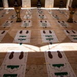 Marcas en el suelo establecen los lugares para las oraciones en Ammán, Jordania