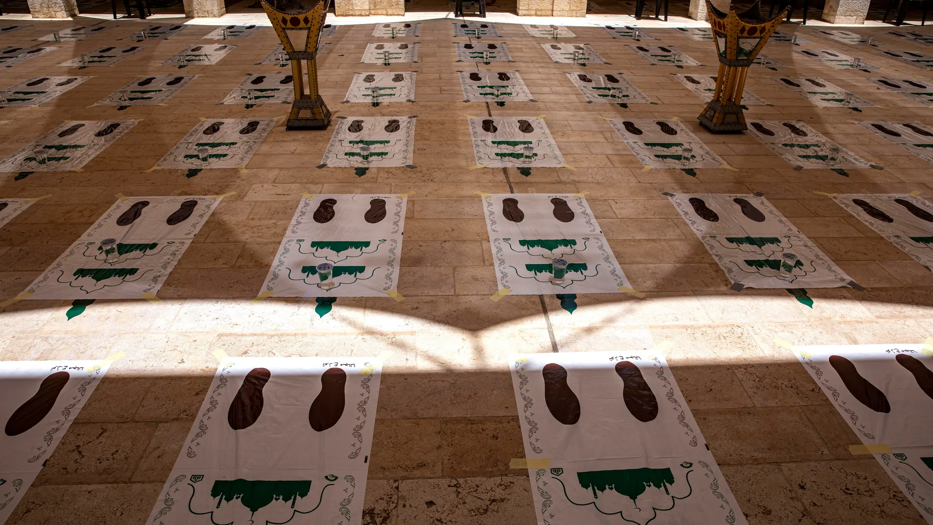Jordanians return to mosque prayers