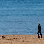 Agentes de la Guardia Urbana en la playa del Somorrostro de Barcelona.