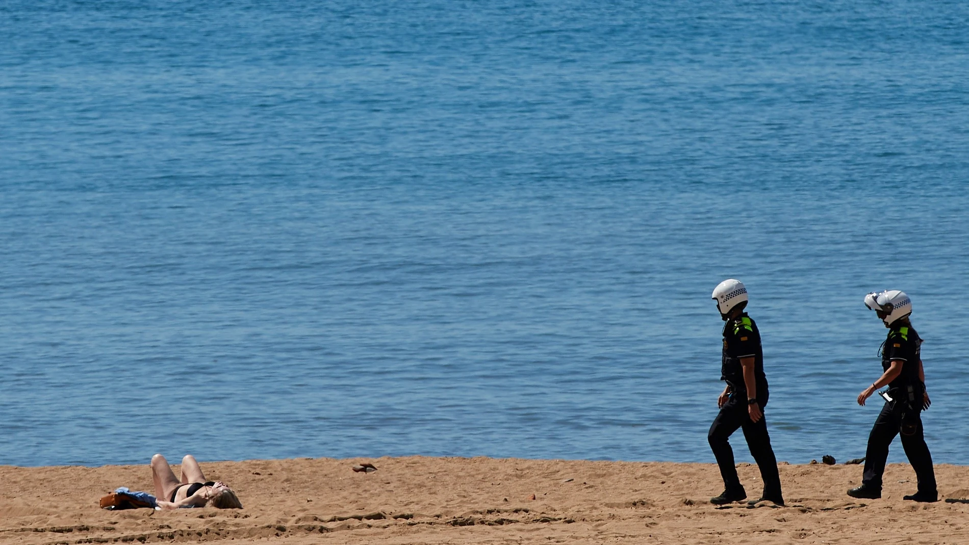 Agentes de la Guardia Urbana en la playa del Somorrostro de Barcelona.