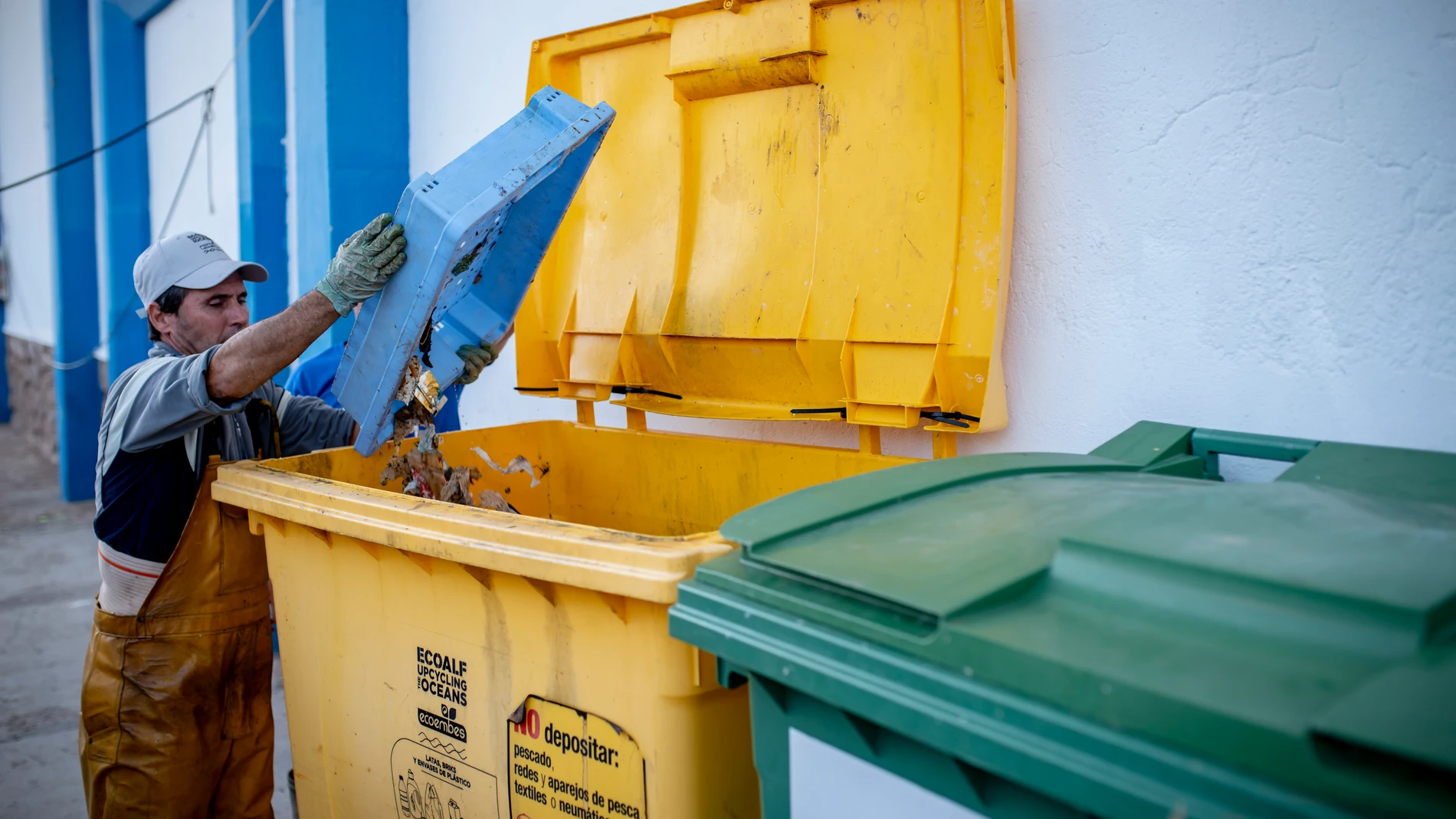 Contenedores de reciclaje en los puertos para los residuos obtenidos de la pesca