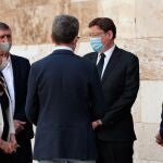 El presidente de la Generalitat, Ximo Puig, junto a la vicepresidenta y consellera de Igualdad y Políticas Inclusivas, Mónica Oltra, y otros miembros del Consell momentos antes de guardar un minuto de silencio en memoria de las personas fallecidas a causa de la pandemia de COVID-19 con motivo de la finalización del luto oficial