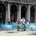Turistas en una terraza en la plaza de San Marcos de Venecia