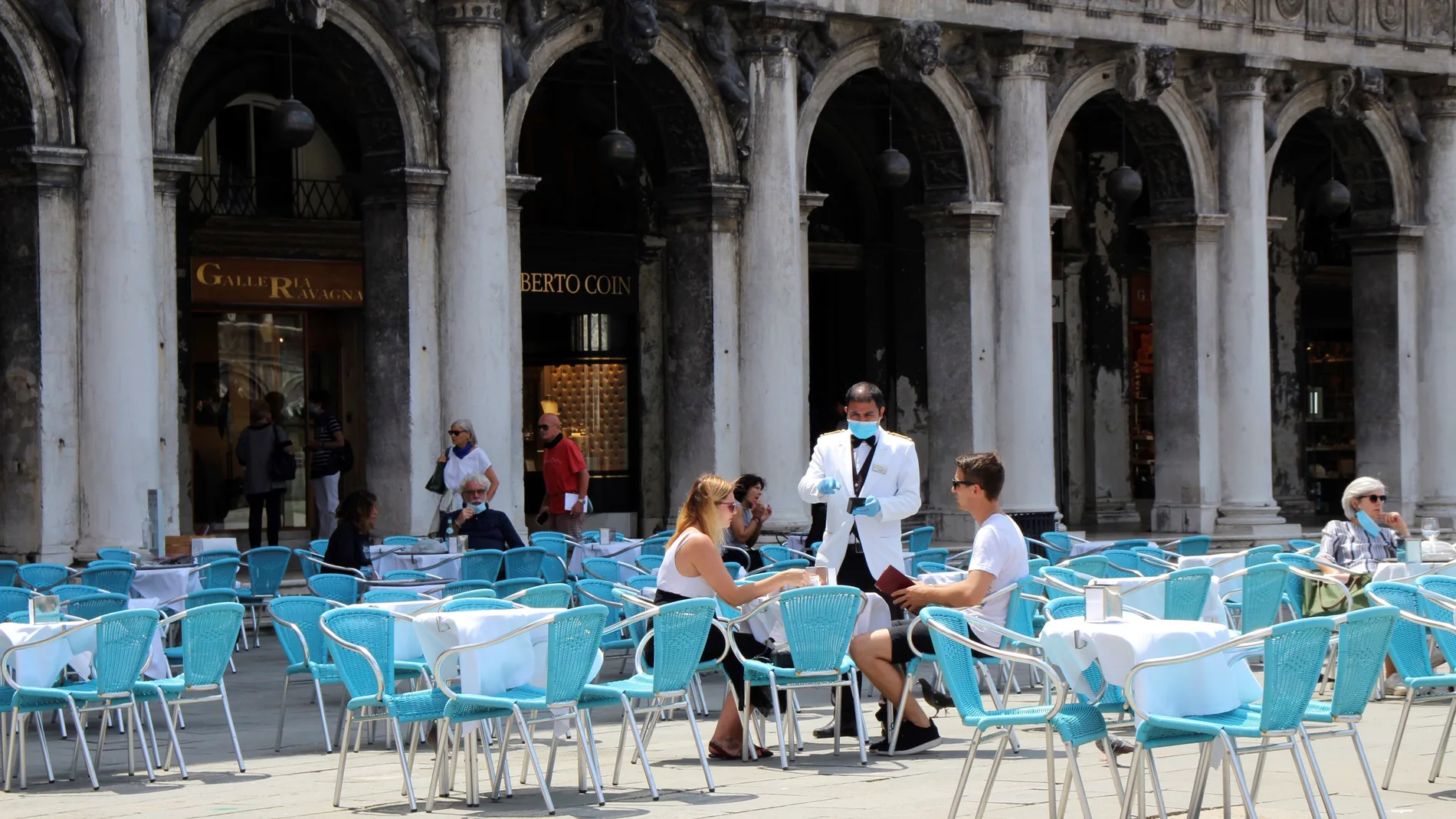 Turistas en una terraza en la plaza de San Marcos de Venecia