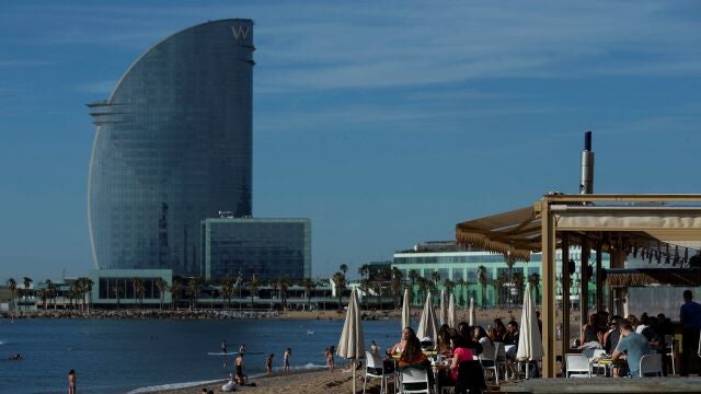 Aspecto de uno de los chiringuitos de la playa de la Barceloneta