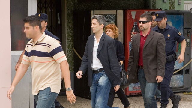 El juez de la Audiencia Nacional, Fernando Grande-Marlaska (c), sale del bar Faisán de Behobia (Irún), dentro de la operación contra la red de financiación de ETA llevada a cabo esta madrugada en diversas localidades de Francia y España.
