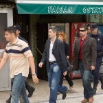 El juez de la Audiencia Nacional, Fernando Grande-Marlaska (c), sale del bar Faisán de Behobia (Irún), dentro de la operación contra la red de financiación de ETA llevada a cabo esta madrugada en diversas localidades de Francia y España.