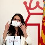 La vicepresidenta y Portavoz del Gobierno valenciano, Mónica Oltra, se quita la mascarilla al inicio de la rueda de prensa tras el Pleno del Consell semanal