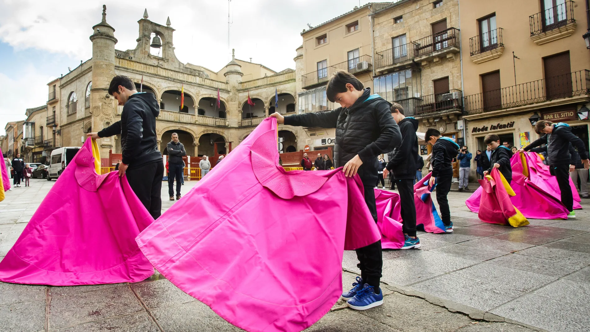 Exhibición de los alumnos de la Escuela de Tauromaquia de Salamanca como acto del precarnaval del Toro de Ciudad Rodrigo(Salamanca)