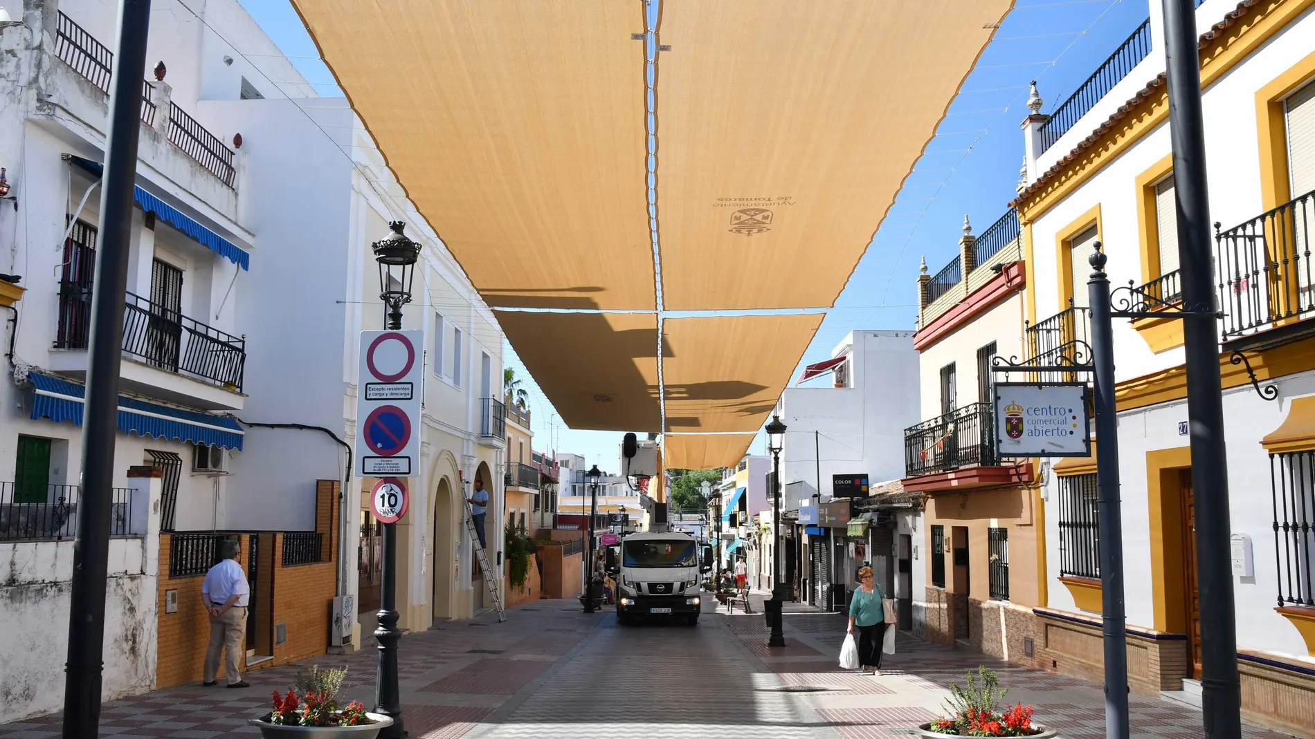 Sevilla.- Comienza en Tomares la instalación de toldos en la zona peatonal para "incentivar las ventas" del comercio