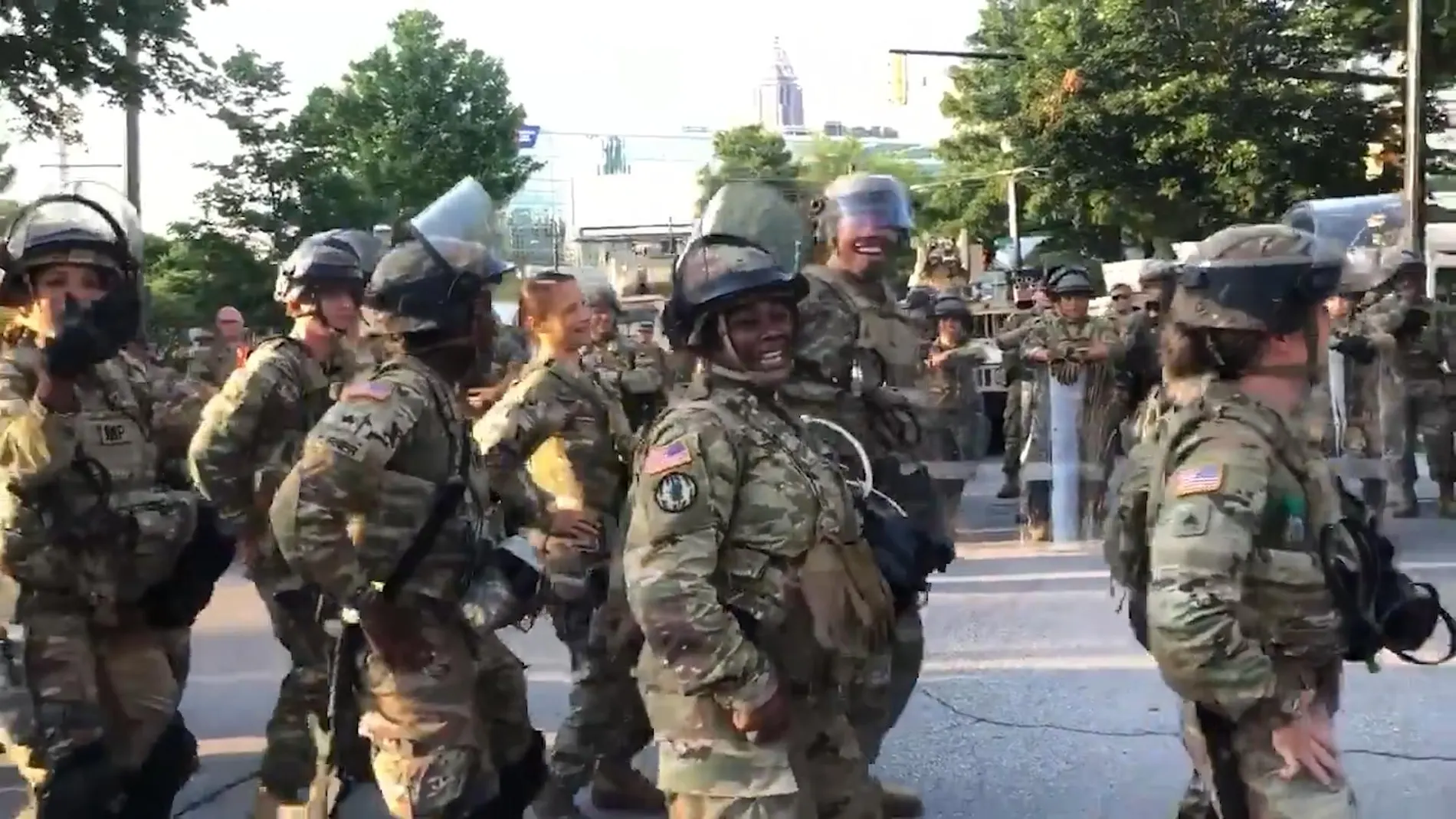 Soldados de la Guardia Nacional bailan la 'Macarena' con los manifestantes en la ciudad de Atalanata