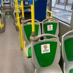 Asientos de autobus de la EMT que no pueden ser ocupar señalizados con una pegatina y distribuidos en zigzag
