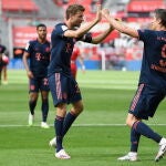 Müller y Lewandowski se saludan después del gol del polaco, que marcó de cabeza a pase de su compañero
