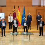 El presidente de la Región de Murcia, Fernando López Miras, junto a los representantes de las organizaciones de economía social que han firmado el acuerdo