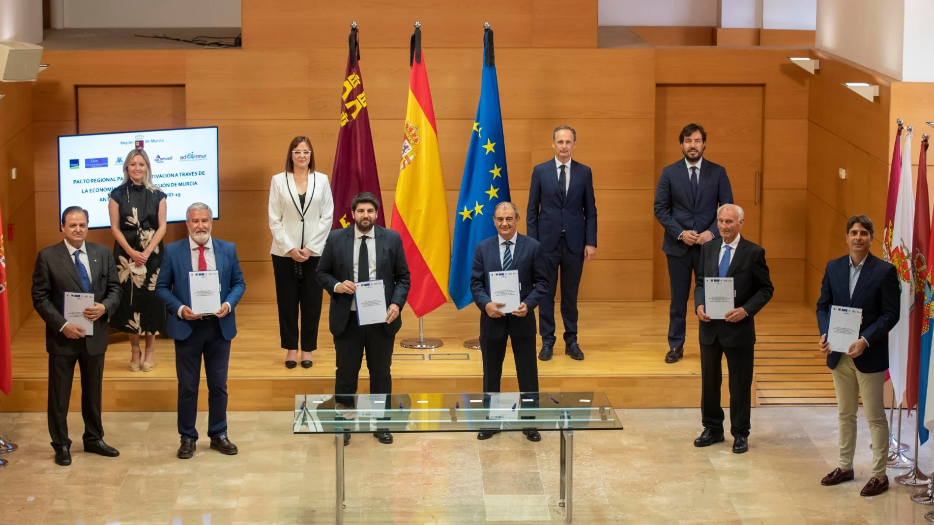 El presidente de la Región de Murcia, Fernando López Miras, junto a los representantes de las organizaciones de economía social que han firmado el acuerdo