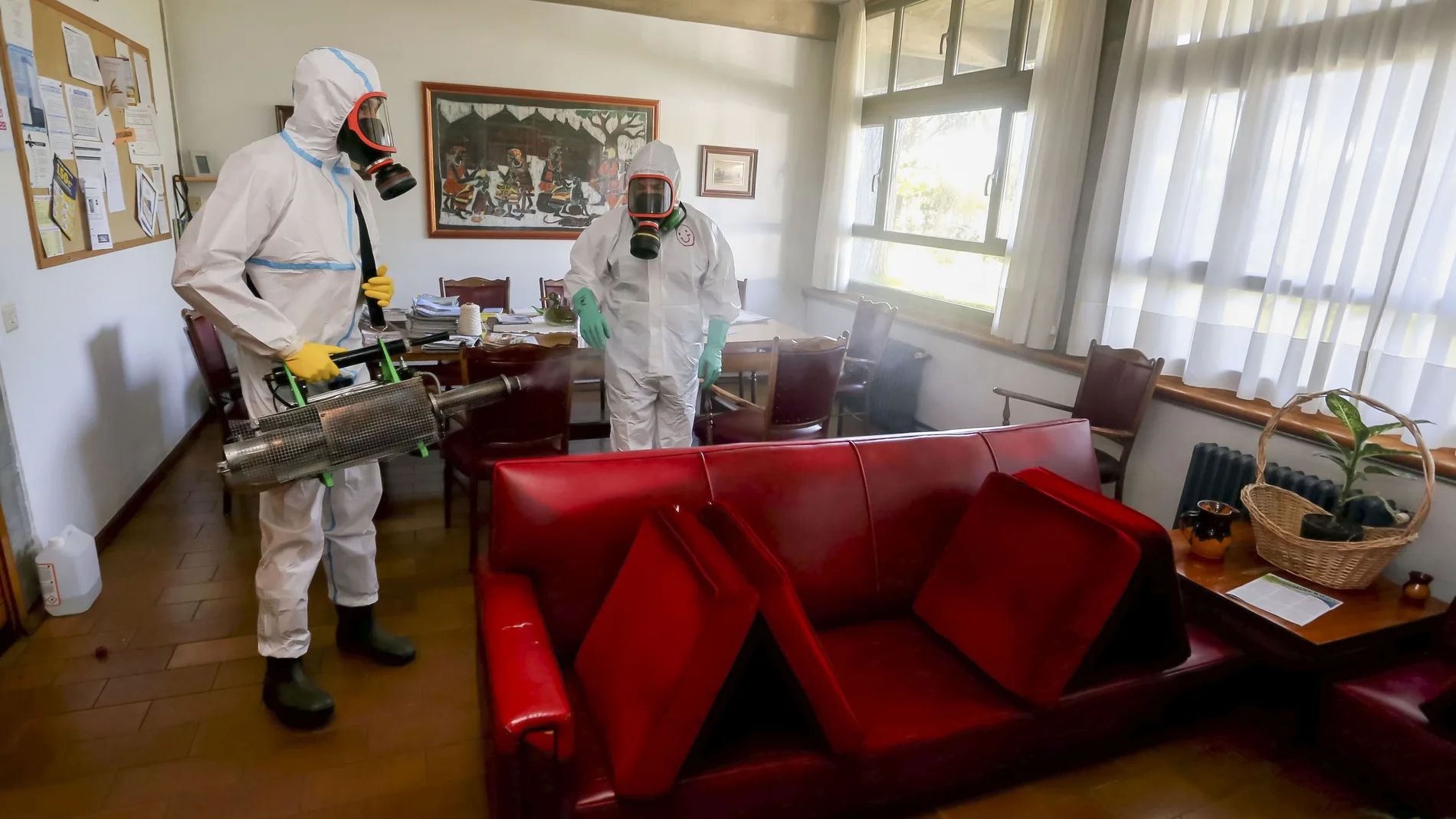 Miembros de la Brilat continúan con las tareas de desinfección contra el COVID-19 en la residencia Hermanos de la Sagrada Familia, en la capital vallisoletana