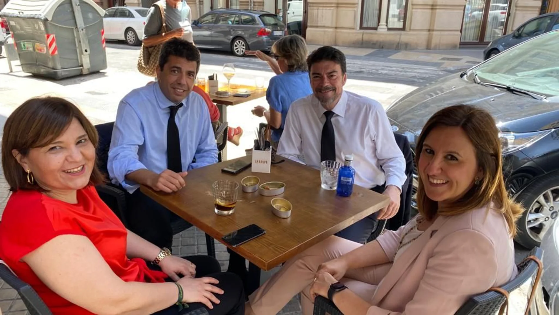 Isabel Bonig, Carlos Mazón, Luis Barcala y María José Catalá, la semana pasada en una terraza de Valencia