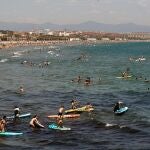 El sol y las altas temperaturas han animado a los valencianos a acercarse a las playas