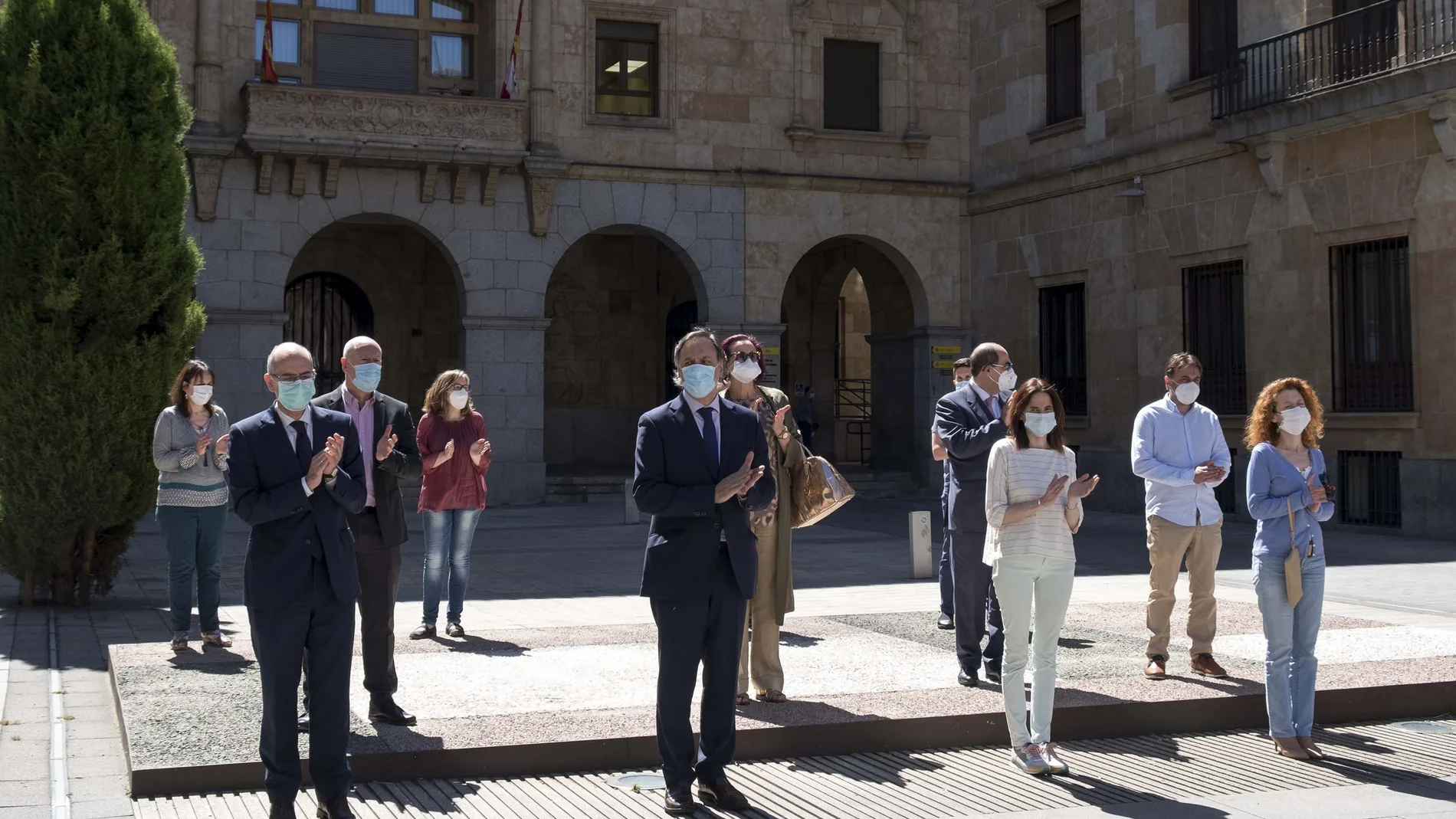 Minuto de silencio en el Ayuntamiento de Salamanca en señal de duelo con las víctimas y sus familiares durante el último día de luto oficial en España