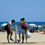 Las playas de Las Arenas y La Malvarrosa de la ciudad de Valéncia presentan este aspecto en el primer sábado del mes de junio, en el que el sol, y las altas temperaturas han animado a los valencianos a acercarse a tomar un baño