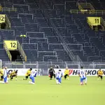 Jugadores del Dortmund y del Hertha, rodilla en tierra antes de comenzar su partido