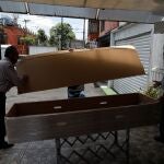 Los servicios funerarios recogen el cuerpo de un fallecido por coronavirus. La pandemia sigue golpeando México aunque el presidente pide una reapertura rápida