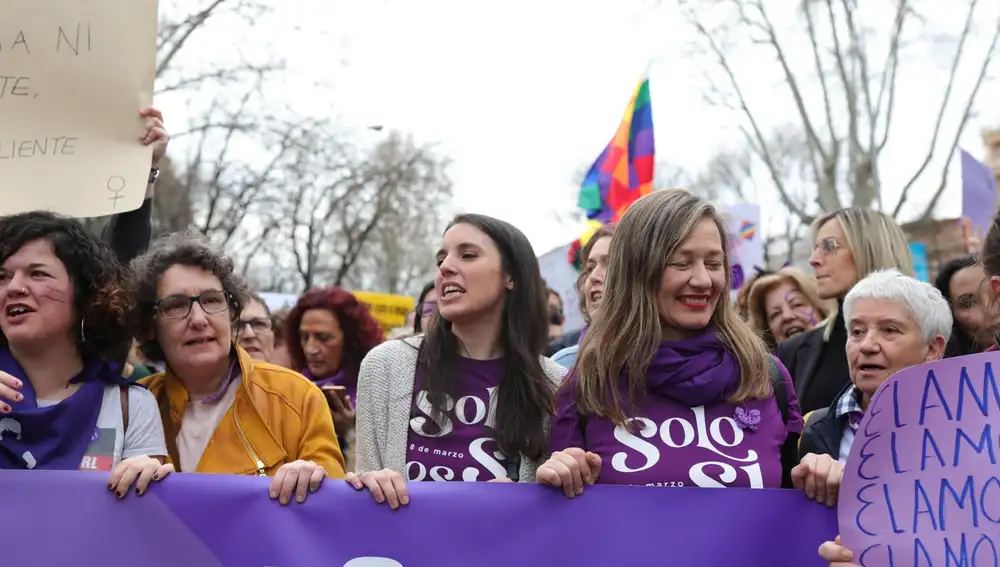 La ministra de Igualdad, Irene Montero (centro), en la manifestación del 8M (Día Internacional de la Mujer), en Madrid a 8 de marzo de 2020.