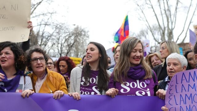 La ministra de Igualdad, Irene Montero (centro), en la manifestación del 8M (Día Internacional de la Mujer), en Madrid a 8 de marzo de 2020.