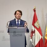 El presidente de la Junta, Alfonso Fernández Mañueco, atiende a la prensa tras reunirse con Pedro Sánchez y el resto de líderes autonómicos