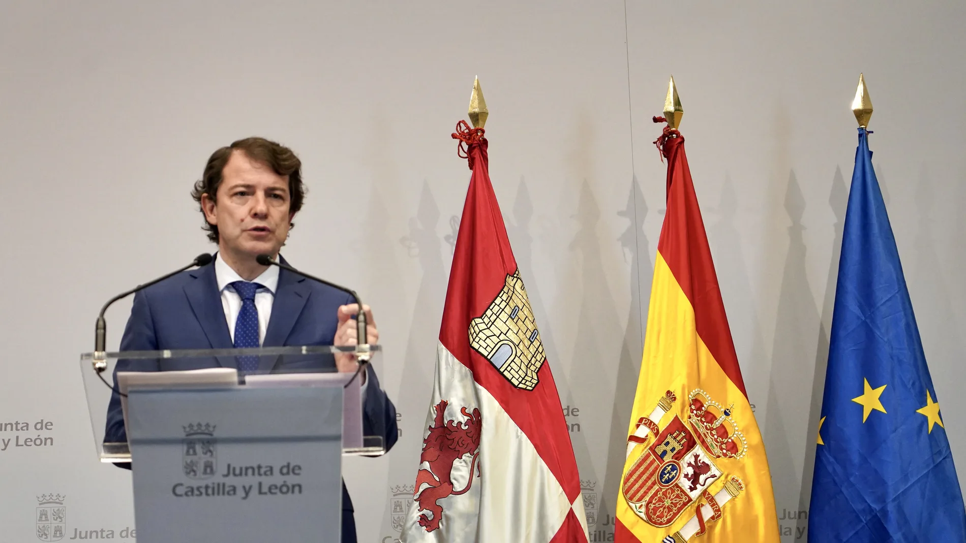 El presidente de la Junta, Alfonso Fernández Mañueco, atiende a la prensa tras reunirse con Pedro Sánchez y el resto de líderes autonómicos