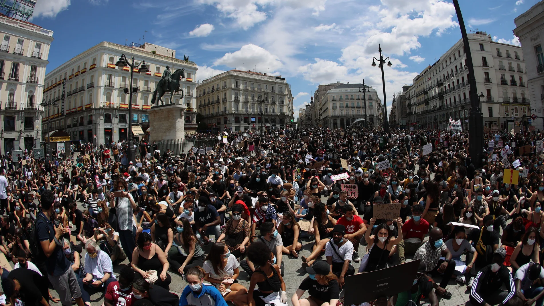 Manifestantes en la Puerta del Sol durante la concentración