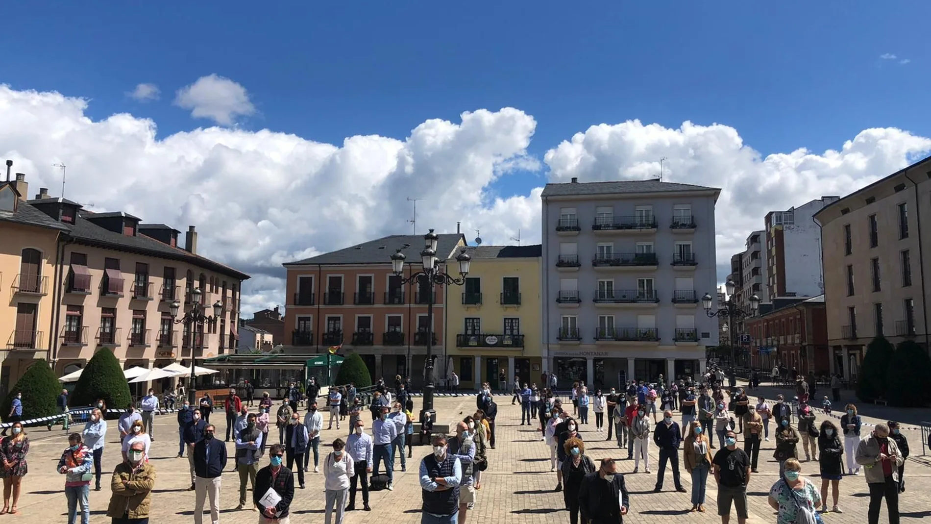 Empresarios bercianos se concentran en Ponferrada para reclamar medidas de apoyo al tejido empresarial de la provincia