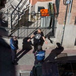 Una persona es preguntada por la Policía Municipal de Madrid durante el confinamiento