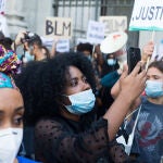 Manifestantes de Black Lives Matter y el Sindicato de Manteros se concentran frente a la Embajada de EEUU por el asesinato por parte de un policía local de George Floyd el pasado 25 de mayo en la ciudad de Mineápolis (EEUU), en Madrid (España) a 7 de junio de 2020.07 JUNIO 2020 RACISMO;ASESINATO;POLICÍA;HOMBRE NEGROJoaquin Corchero / Europa Press07/06/2020