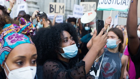 Manifestantes de Black Lives Matter y el Sindicato de Manteros se concentran frente a la Embajada de EEUU por el asesinato por parte de un policía local de George Floyd el pasado 25 de mayo en la ciudad de Mineápolis (EEUU), en Madrid (España) a 7 de junio de 2020.07 JUNIO 2020 RACISMO;ASESINATO;POLICÍA;HOMBRE NEGROJoaquin Corchero / Europa Press07/06/2020