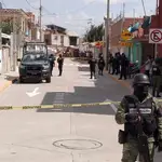 Efectivos de la Guardia Nacional resguardan la zona donde fueron asesinadas diez personas este sábado, en el municipio de Irapuato, en el estado de Guanajuato