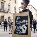 Concentración antiracista por la muerte de George Floyd ante la subdelegación de gobierno en salamancaen Salamanca