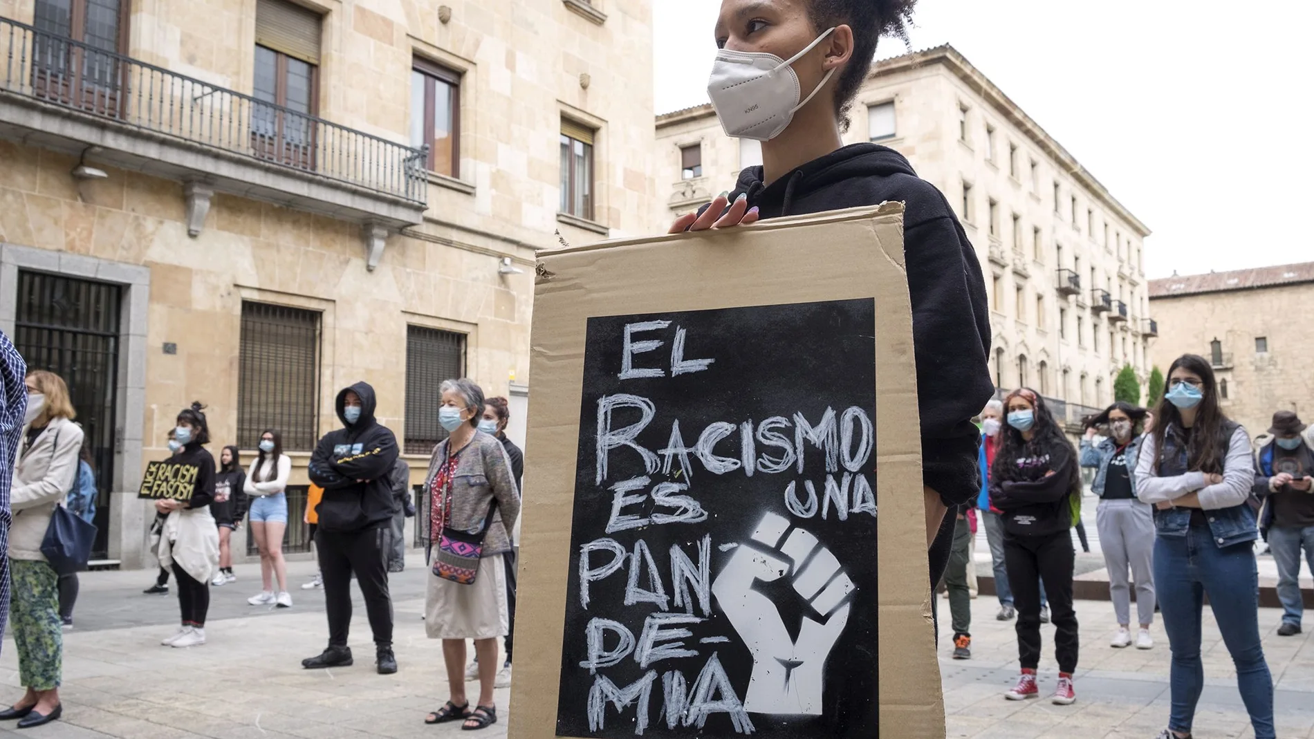 Concentración antiracista por la muerte de George Floyd ante la subdelegación de gobierno en salamancaen Salamanca