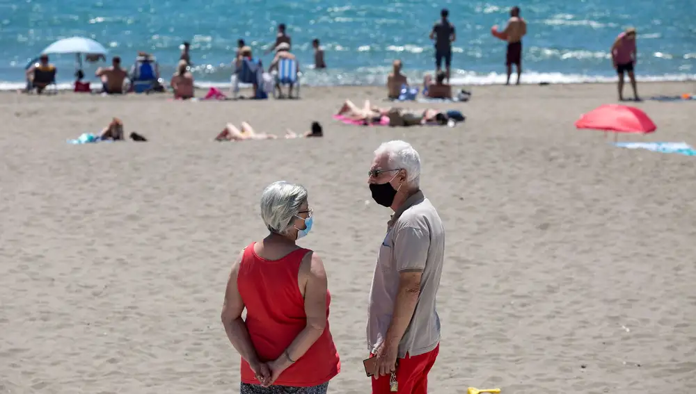 Ambiente en la playa de La Misericordia (Málaga) durante los meses de verano