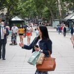 Aspecto de las Ramblas de Barcelona este lunes, el día en que Cataluña avanza hacia la "nueva normalidad" con la entrada este lunes en fase 2 de Lleida y Barcelona y su área metropolitana, y en fase 3 del Camp de Tarragona, Tierras del Ebro y Pirineo-Aran, lo que amplia el aforo permitido en comercios, terrazas o centros culturales y religiosos, y el baño recreativo en todas las playas, mientras decaen las restricciones. EFE/Quique García