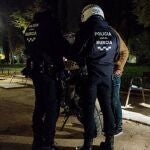 Una pelea entre alguno de los asistentes alertó a los vecinos, que avisaron a la Policía Local