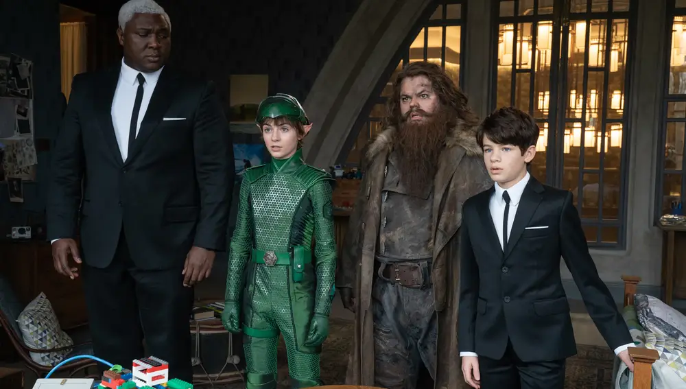 De izda. a dcha., Nonso Anozie es Butler, Lara McDonnell es Holly Short, Josh Gad es Mulch Diggums y Ferdia Shaw es Artemis Fowl