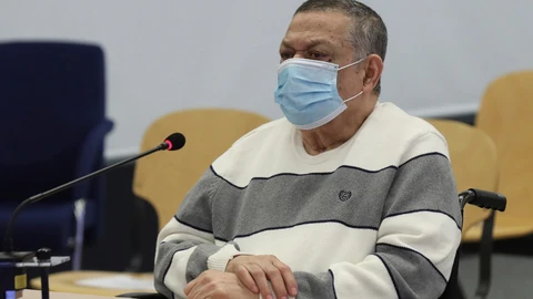 El ex militar salvadoreño Inocento Orlando Montano se sienta en el banquillo durante una sesión de su juicio este lunes en Madrid, un proceso de la justicia española por la matanza de cinco sacerdotes jesuitas de origen español, asesinados la madrugada del 16 de noviembre de 1989 durante la guerra civil salvadoreña (1980-1992), en Madrid (España), a 8 de junio de 2020.08 JUNIO 2020Pool08/06/2020