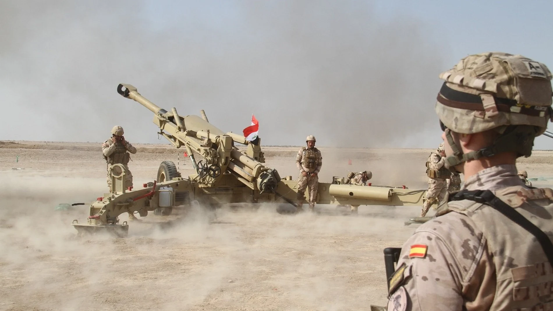 Militares españoles durante un ejercicio de artillería con soldados iraquíes